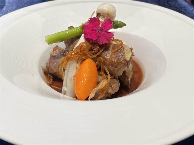 「梅洛紅酒燴森悅豬」更是採用有「紅酒界皇后」美稱的梅洛紅酒，讓食用橄欖的森悅豬在其獨特柔順及濃郁果香的口感中，更顯鮮美甘甜。（馮惠宜攝）