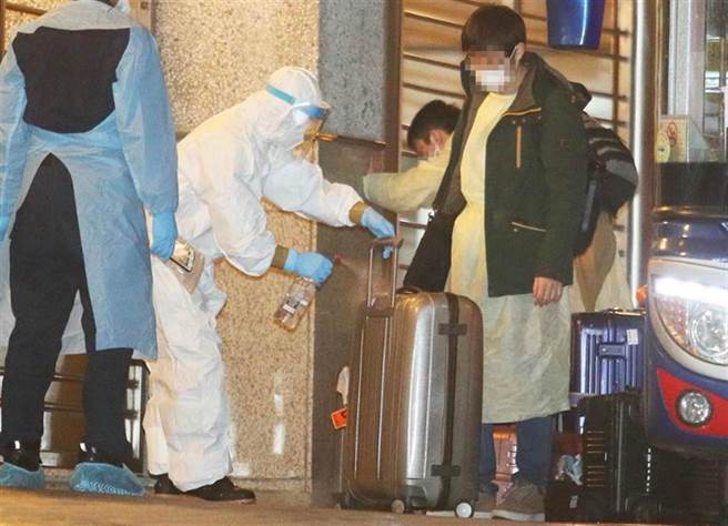 昨晚间114人从英国搭乘华航班机返台，不过网路却为此掀起热烈讨论。（图／记者陈怡诚摄影）