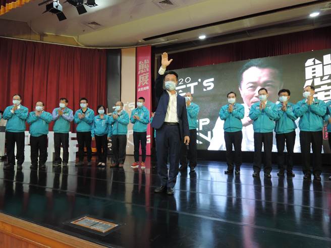 嘉义县长翁章梁（中）28日举行就职2周年演说会，结束完和县府团队向台下听眾致意。（张毓翎摄）