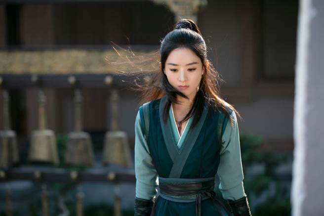 穿厚重古裝戲服的趙麗穎，竟然還有纖細蠻腰。（圖／取材趙麗穎工作室微博）