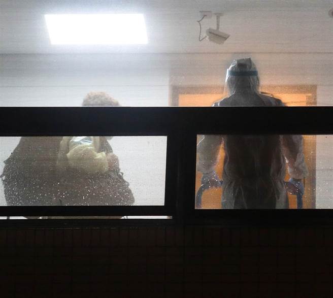 检疫所人员的指引下入住防疫房间。（陈怡诚摄）