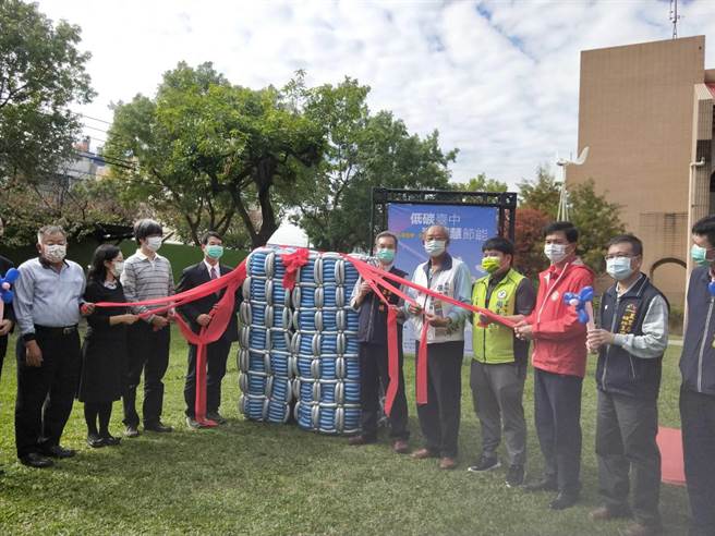 惠明盲校建置小型风力机 2.4 kW及储能电池21.6kWh，将实现「光电倍增，回馈公益」目标。（陈淑娥摄）