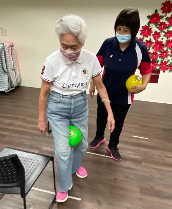 勞動力發展署中彰投分署今年度培訓300個多銀髮產業學員，訓後平均就業率達7成以上。（勞動力發展署中彰投分署提供／盧金足台中傳真）