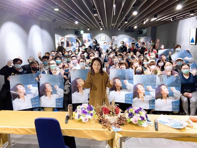 辛晓琪（前）昨在台北举办歌友会与歌迷同乐。（取自辛晓琪脸书粉专）