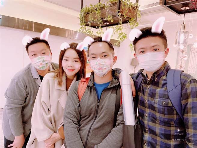 辛晓琪（左二）昨在台北举办歌友会与歌迷同乐。（取自辛晓琪脸书粉专）