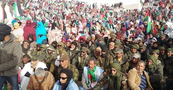 西撒哈拉人民解放阵线与摩洛哥经联合国调停并派出维和部队，但仍经常发生零星武装衝突。图中西撒拉难民营迎接被释放的解放阵线民兵。（图／推特@bewge)