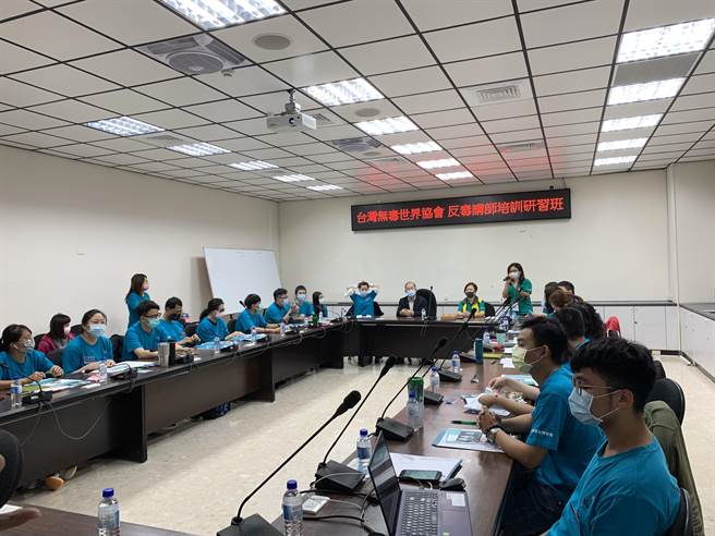 财团法人高雄市十方如愿慈善会邀社团法人无毒世界协会举办课程，培训反毒讲师。（无毒世界协会提供／林宏聪高雄传真）