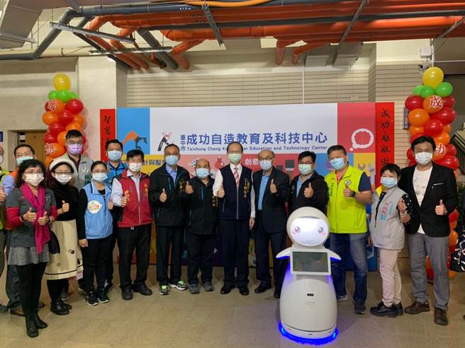 成功國中自造教育及科技中心揭牌。（台中市政府教育局提供）