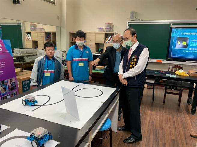 成功國中自造教育及科技中心揭牌。（台中市政府教育局提供）