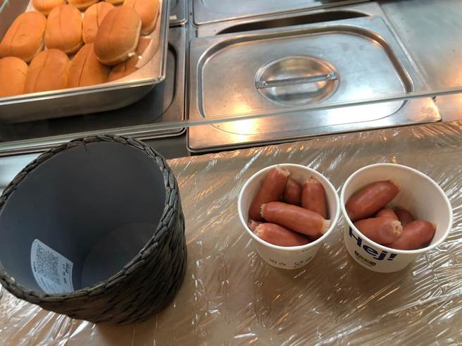 好在食物被抢走后，店员又补了餐点给她。(图翻摄自FB/爆怨公社)