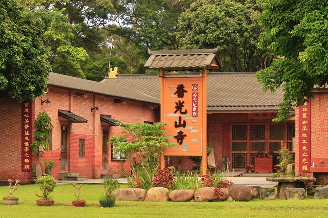 香光山寺元旦當天舉辦大殿動土典禮，同時捐救護車給桃園市消防局，供社會救助使用。（取自香光山寺臉書∕呂妍庭嘉義傳真）