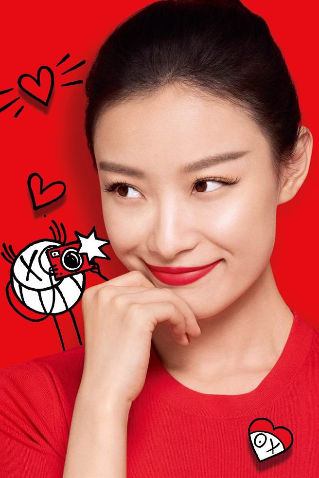 SK-II青春露XOXO新年限量版更与艺术家Andre Saraiva 合作，笔下涂鸦人物「Mr.＆ Mrs.A」与品牌大使倪妮同框。（SK-II提供）
