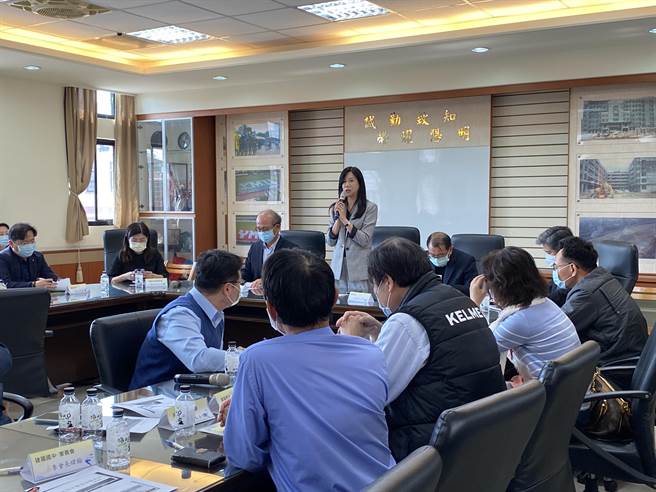 立法院教育及文化委員會28日在立委萬美玲邀請下，到陽明高中考察桃園地區學校體育設施，並探討體育選手三級銜接問題。（蔡依珍攝）