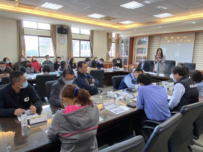 立法院教育及文化委員會28日在立委萬美玲邀請下，到陽明高中考察桃園地區學校體育設施，並探討體育選手三級銜接問題。（蔡依珍攝）