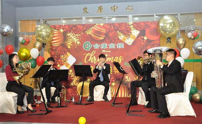 合庫金在平安夜開放大樓廊道舉辦音樂會，於集團大樓的廊道空間演出多首動人曲目。圖／合庫金提供