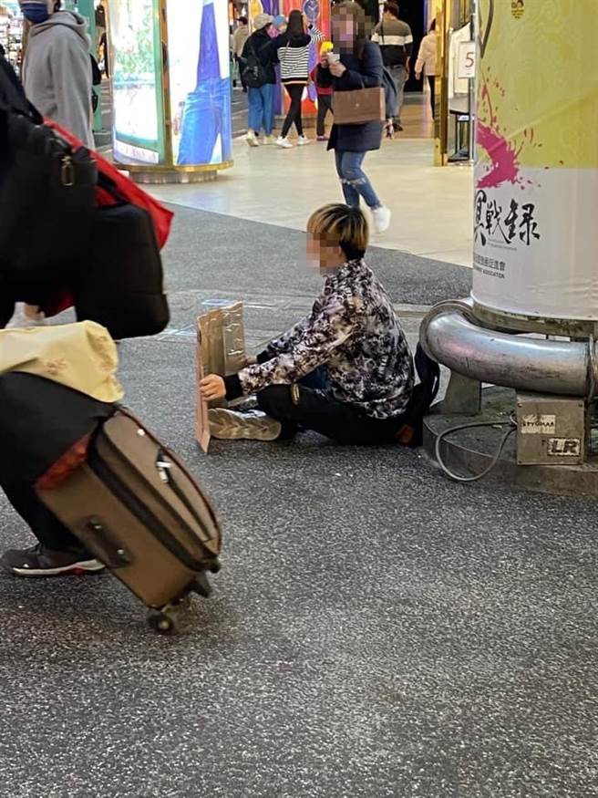 网友贴出小鲜肉在西门町举牌找乾妈的照片。(图撷取自爆废公社二馆)