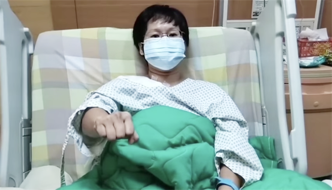 市议员张玉嬿车祸住院2周，今晚首度露面在脸书感谢大家的关心。 （陈世宗翻摄）