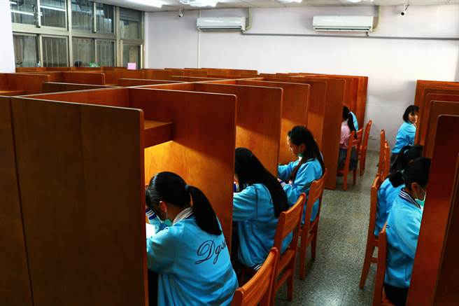 東港高中在國教署經費補助、校友捐款下，終在28日啟用K書中心，且是全年無休又免收費。（謝佳潾攝）