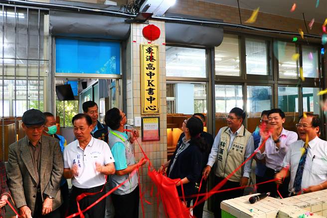 東港高中在國教署經費補助、校友捐款下，終在28日啟用K書中心，且是全年無休又免收費。（謝佳潾攝）