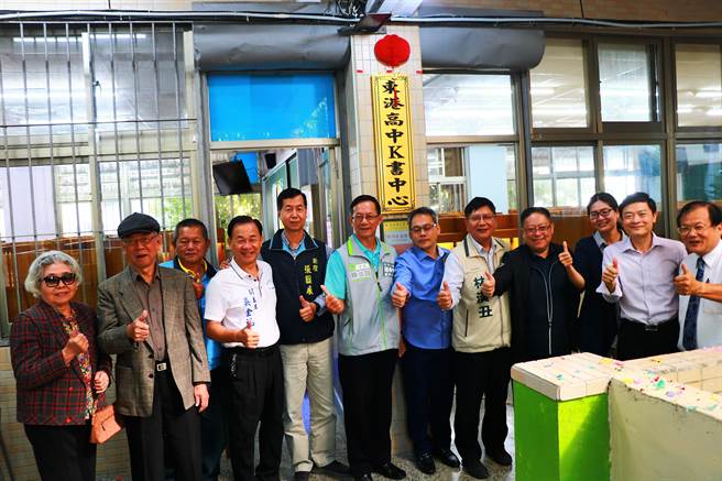 東港高中在國教署經費補助、校友捐款下，終在28日啟用K書中心，且是全年無休又免收費。（謝佳潾攝）