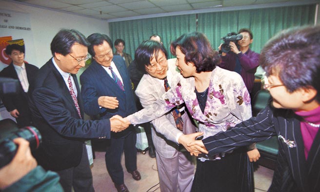 1995年12月20日，新党成员赵少康、陈癸淼、周荃拜访民进党中央党部，与民进党干部邱义仁、陈文茜就「大和解」议题交换意见。（中央社）