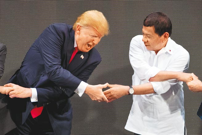 菲律宾总统杜特蒂（右）威胁不给新冠疫苗，就要美军滚蛋！图为他2017年在马尼拉东协峰会与美总统川普会面。（美联社）