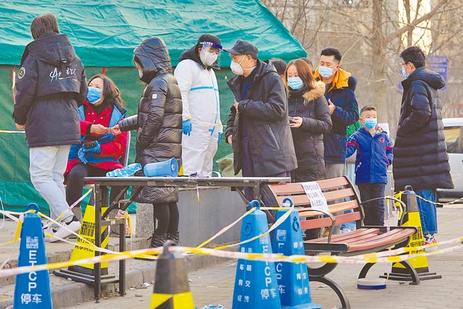 北京新冠疫情延燒，最嚴重的順義區全區進入戰時狀態。圖為北京市民昨排隊接受檢測。（美聯社）