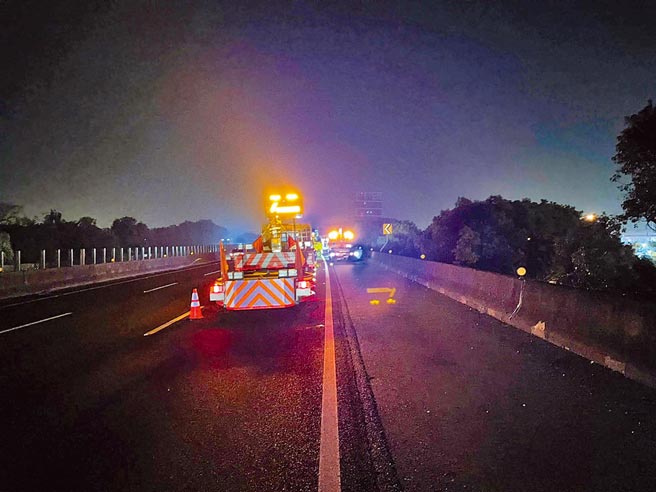 機車上國道釀禍，國道警察分隊第三大隊派員處理，現場封閉中線車道及外側車道。（國道警察提供／吳敏菁彰化傳真）