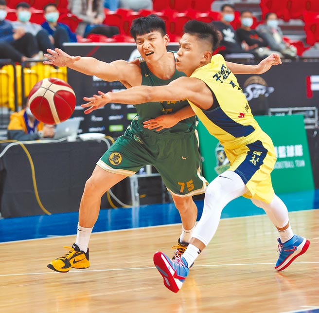 台啤李啟瑋（左）與九太于煥亞（右）爭球，彼此都不肯輕易讓開。（中華籃協提供）