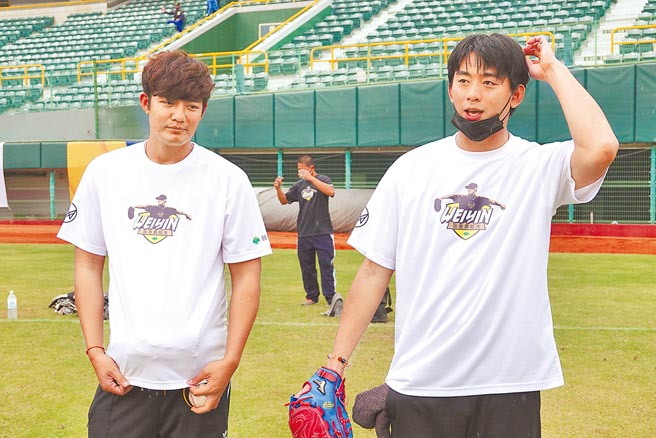 王溢正（右）与王维中（左）交情很好，明年可望上演「姊弟」对决。（毛琬婷摄）