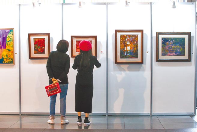 中时艺术博览会「台湾经典-冬」拍卖会27日举行，由知名于艺坛的现任台湾美术协会理事长潘蓬彬担任拍卖官，吸引许多民眾、藏家前往。（邓博仁摄）