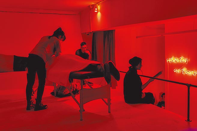 黄博志反应非法移民性工作者课题的〈四楼天堂〉首次回台展出。（双方艺廊提供）