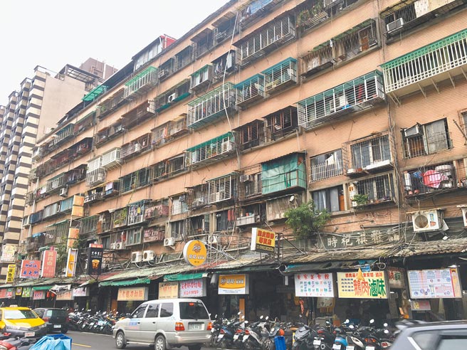 位于大安区的信维市场大楼，建物老旧不堪、地下空间荒废多年，都更毫无进度惨沦「城市之瘤」。（游念育摄）