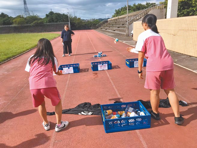 基隆市安乐高中为让特殊生也能一同参与「滚球」体育活动，运用资源回收物品作为素材改良。（基隆市政府提供／陈彩玲基隆传真）