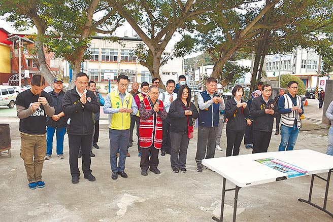 南庄事件118周年纪念，包括苗栗县议长及赛夏族、泰雅族、客家、闽南及日本代表群聚南庄国中校内的万善义冢前祭悼受难者。（谢明俊摄）