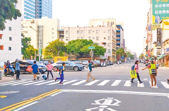 高雄市道安会报今年参考美国经典绘本「让路给小鸭（Make Way for Ducklings）」提升幼童通学安全、宣导行人路权，成效良好。（高市府交通局提供／袁庭尧高雄传真）