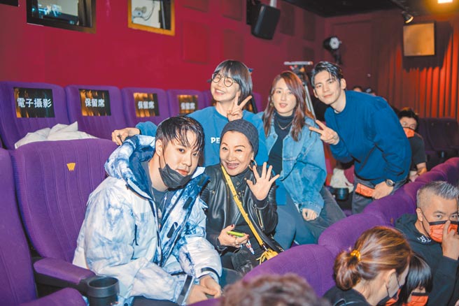 周汤豪（左起）和妈妈比莉以及好友林柏宏（后右起）、柯佳嬿、观赏演出。（环球音乐提供）