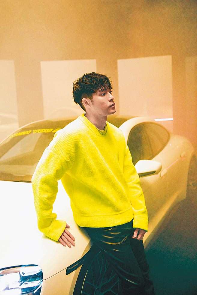 周汤豪演唱〈Future In Your Eyes〉，身旁跑车挡风玻璃印有个人品牌「WISH YOU A GOOD LIFE」LOGO。（环球音乐提供）