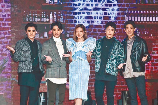 女神安心亚（中）加持，为是元介（左起）、温升豪、JR纪言恺、蓝钧天的「男人KTV」演唱会增色。（拓骆娱乐提供）