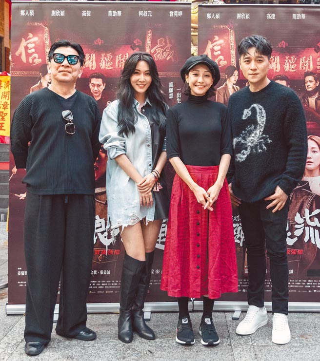 高捷（左起）、曾莞婷、谢欣颖、郑人硕昨到基隆庙口做公益。（巧克丽娱乐提供）