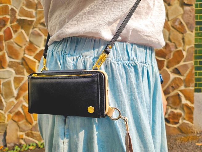 Moshi SnapTo Crossbody Wallet磁吸式斜背iPhone三用手机包，共赭石橘、玫瑰粉、墨石黑3色，需配SnapTo保护壳，定价1890元。（石欣蒨摄）