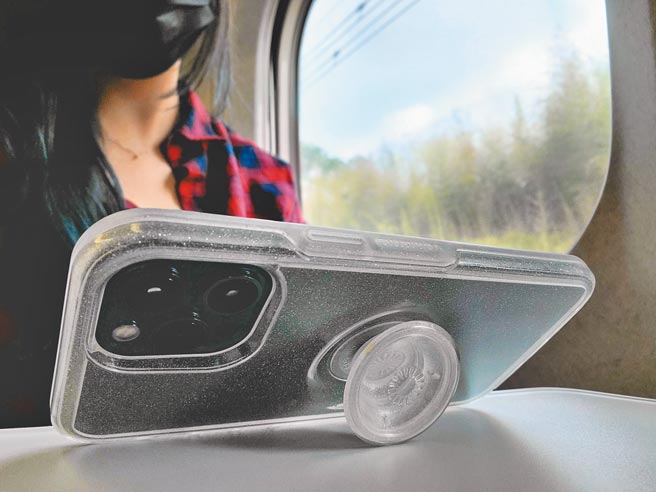 Otter + Pop Symmetry（Otter＋泡泡骚）系列，定价1880元；另可加购PopTop泡泡帽，手拿时可将手指卡在PopTop泡泡帽上，防止手滑摔机，静置时可当手机支架。（石欣蒨摄）