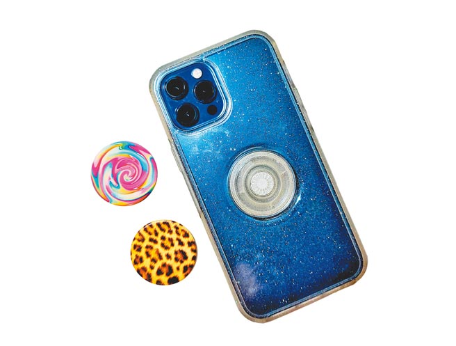 Otter + Pop Symmetry（Otter＋泡泡骚）系列，定价1880元；另可加购PopTop泡泡帽，手拿时可将手指卡在PopTop泡泡帽上，防止手滑摔机，静置时可当手机支架。（石欣蒨摄）