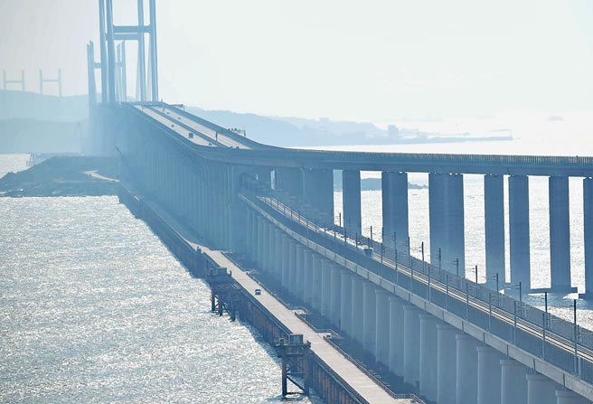 12月26日，福平鐵路開通營運，平潭海峽公鐵大橋同步投用，圖為列車經過海峽公鐵大橋。（新華社）