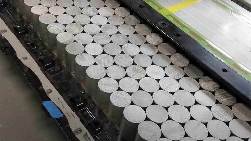 重金續綁特斯拉：松下日本工廠明年試產 4680 新型電池