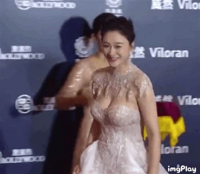 李小冉走红毯蹦出丰满双峰，网友狂讚绝了。（图／翻摄自微博）