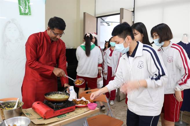 为庆祝台南光华高中91周年校庆，校方特别邀请外籍大学生分享家乡美食。（校方提供／李宜杰台南传真）