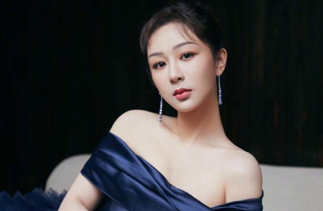 大陸女星楊紫穿上露肩設計禮服凸顯優越的肩頸線條。（圖／摘自微博@微博明星 ）