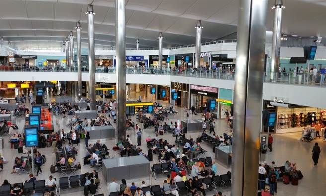 今冬疫情最大考驗來了 變種病毒威脅 4千留英學生返台該怎麼做？(示意圖/Pixabay)