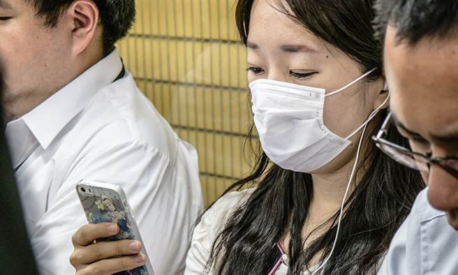 英國發現傳播力更強的新冠變種病毒，而且陸續輸出到其他國家，各國政府莫不嚴陣以待。圖為民眾戴好口罩防疫。(示意圖/Pixabay)